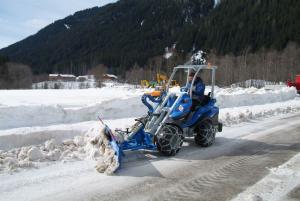 Vanzare utilaj multifunctional. multiservicii:  deszapezire, curatenie stradala, spatii verzi, constructii, agricultura, forestier