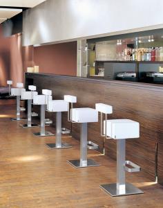 Bar pal furniruit pentru Bar Cafenea Club