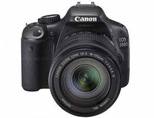Canon EOS 550 D Kit + Obiectiv EF-S 18-135 mm IS Negru + CADOU: SD Card Kingmax 2GB