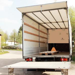 Transport camioane cu lift