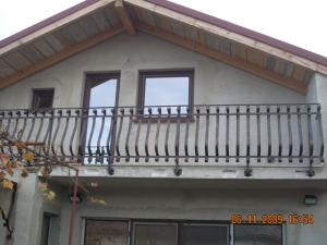 Balcon din lemn cu balustrade