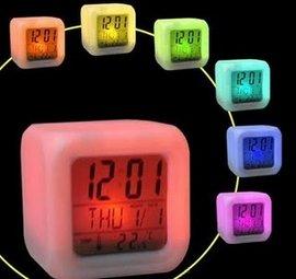Ceas tip cub cu schimbare digitala a culorii LED