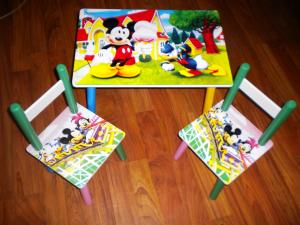 Masuta copii cu 2 scaune Disney Mickey in parc