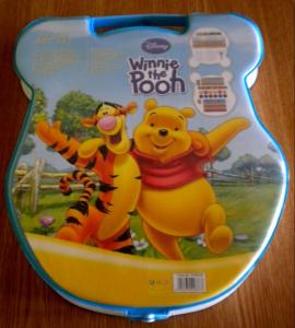 Caseta de colorat cu 68 piese Pooh si Tigrila