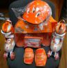 Set patine cu rotile portocaliu si echipament de protectie