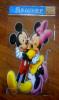Sticker mediu Mickey si Minnie imbratisati