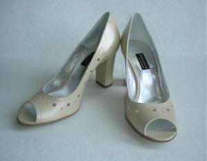 Pantofi decupati - Colectia vara 2010-2011 - Crem