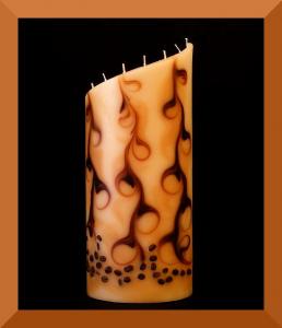 Lumanare in forma de turn cu cafea, nuante de maro si beige