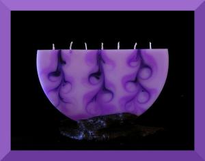 Lumanare in forma de semiluna,cu nuante de violet si negru