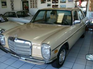 Masina clasica de colectie Mercedes 200, 1975