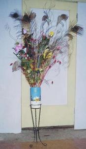 Suport vaza+vaza cu aranjament floral de colt camera