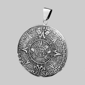 Pandantiv din argint ce reprezinta calendarul solar aztec.