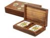 Carti de joc si zaruri ambalate in cutie din lemn