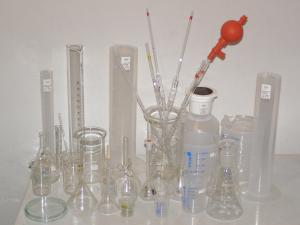 Sticlarie: pahare Erlenmeyer, pahare Berzelius, cilindri gradati, cutii Petri, pipete, flacoane