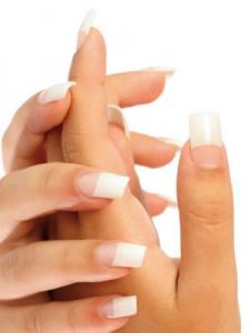 ''French Manicure'' - Unghii false dar moderne!