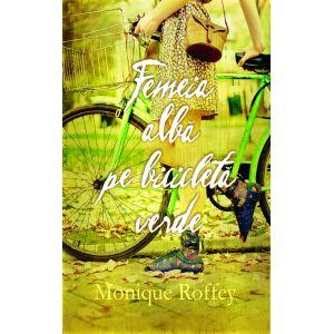 Femeie alba pe bicicleta verde