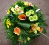 Buchet rotund cu crizanteme verzi, cala portocalie, orchidee galbena si trandafiri portocalii