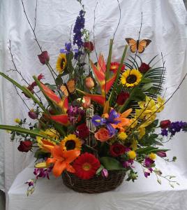 Cos de flori colorat cu heliconia, floarea soarelui, delphinium, dendrobium, iris si gerbera
