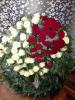 Coroana pentru inmormantare cu trandafiri albi si rosii
