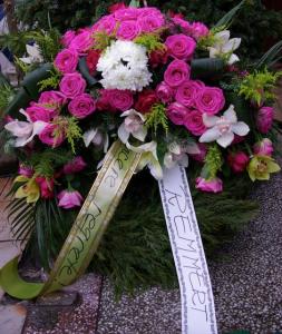 Coroana pentru inmormantare cu trandafiri roz, crizanteme albe si orchidee.