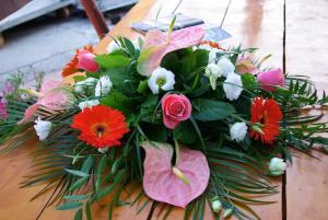 Aranjament de flori cu anthurium roz, trandafiri cyclam, eustoma alba si gerbera rosie