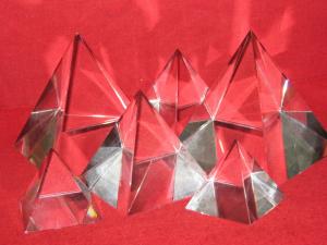 Piramide din cristal