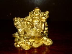 Buddha cu simbolurile bogatiei, pe testoasa cu cap de dragon ( din rasina )
