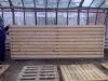 Constructii garduri din panouri de lemn fixate pe stalpi de metal.