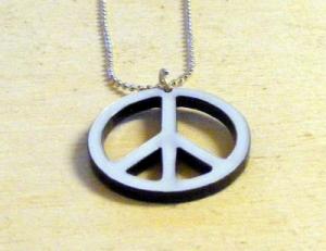 Medalion de plastic Peace negru (EXL)