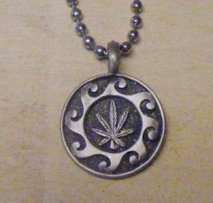 Medalion cu lant de bilute Cannabis in cerc (CJL)