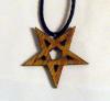 Medalion de lemn cu snur de piele Pentagrama
