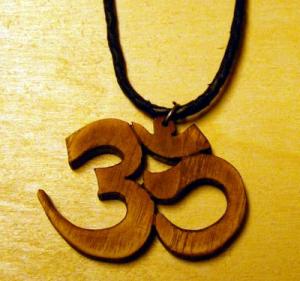 Medalion de lemn cu snur de piele Hindu