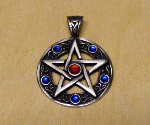Medalion Pentagrama pe cerc cu piatra rosie in mijloc (CJL)