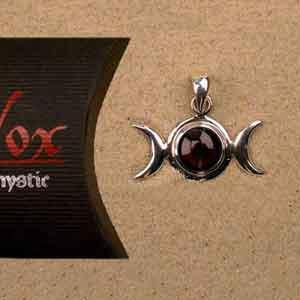 K145G silver pendant moonphase with garnet