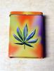 Port-tigaret cannabis pe fond color (trs)