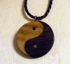 Medalion de lemn cu snur de piele yin - yang
