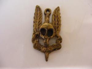 Medalion vintage Craniu Auriu cu Aripi
