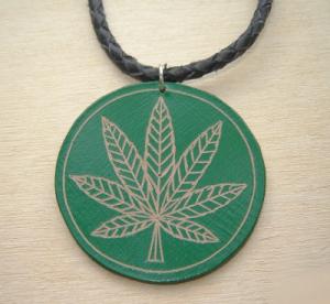 Medalion de piele rotund CANNABIS pe fond verde
