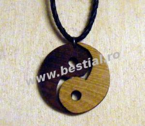 Medalion de lemn cu snur de piele Yin Yang model 2
