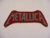 Metallica logo gri pe fond rosu