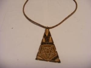 Medalion de piele triunghiular PENTAGRAMA