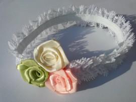 Bentita pentru fetite din dantela elastica satinata si buchet vioi de trandafirasi