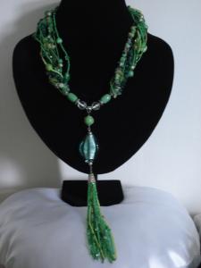 Colier handmade "Green Magic" cu margele de nisip de culoare verde, margele de sticla cu foita si pietre semipretioase (amazonit si malachit)