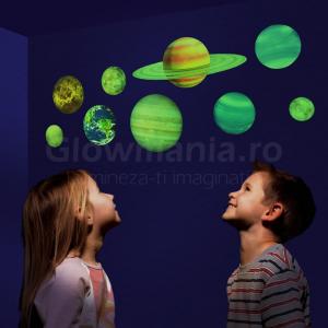 Sistem solar fosforescent autoadeziv pentru camera copilului