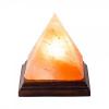 Lampa de sare himalaya - piramida pe suport de lemn
