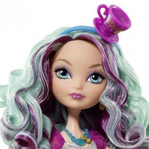 Papusa Ever after high - Madeline Hatter cu accesorii