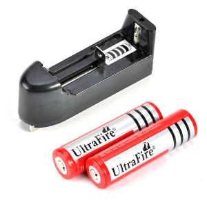 2x Acumulatori 18650 UltraFire 3800mah + Incarcator universal