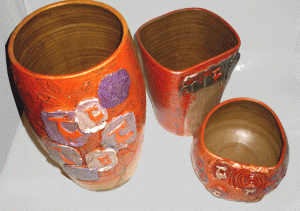 Set de vase din ceramica, unicat,  pictate manual, cu aplicatii, in culori aprinse