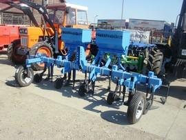 Cultivator pe 4 randuri purtat cu fertilizator