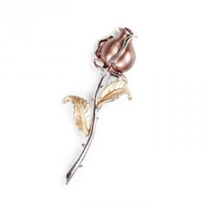 Brosa metalica argintie, in forma de trandafir, emailat pe floare si pe frunze. Latime brosa = 9 cm.